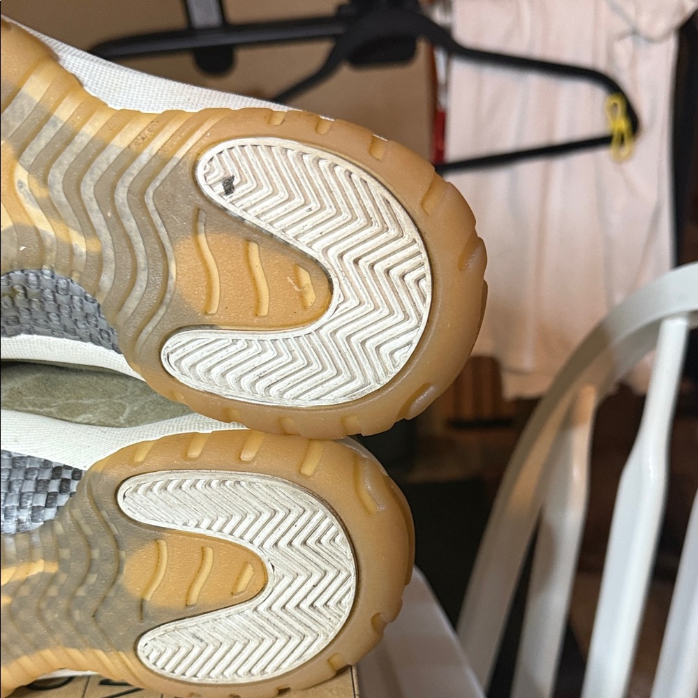 Jordan 11 Retro Olive Lux - Picture 9 of 9